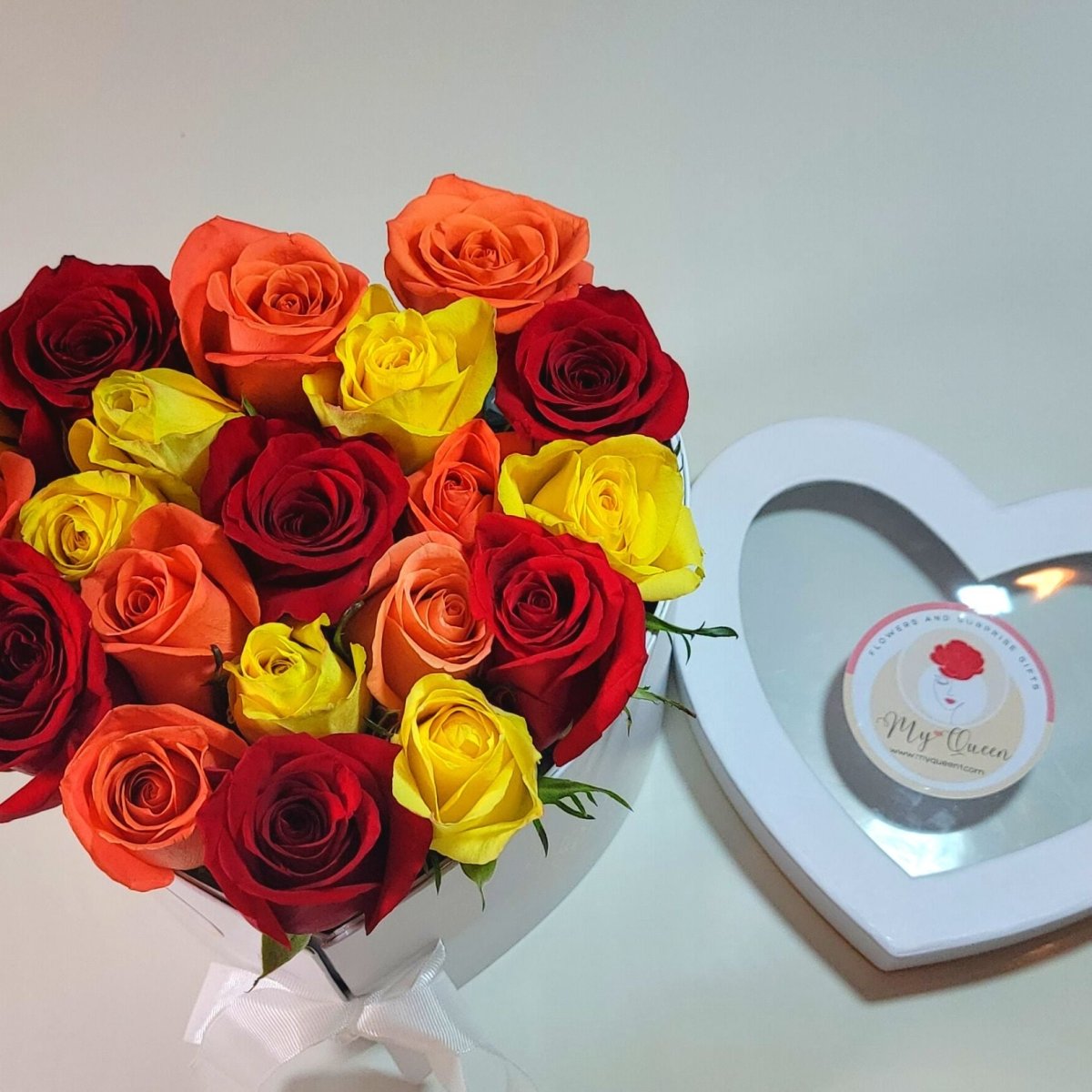 Hello Gorgeous, Queen! | Surprise flower box with french macaroons - My Queen