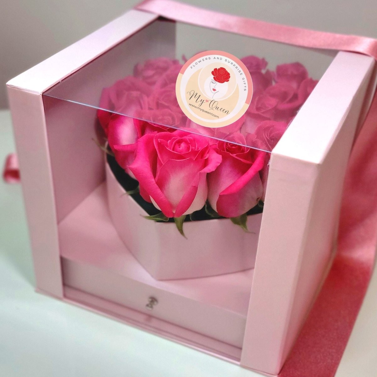 My Queen | Surprise flower box with french macaroons - My Queen