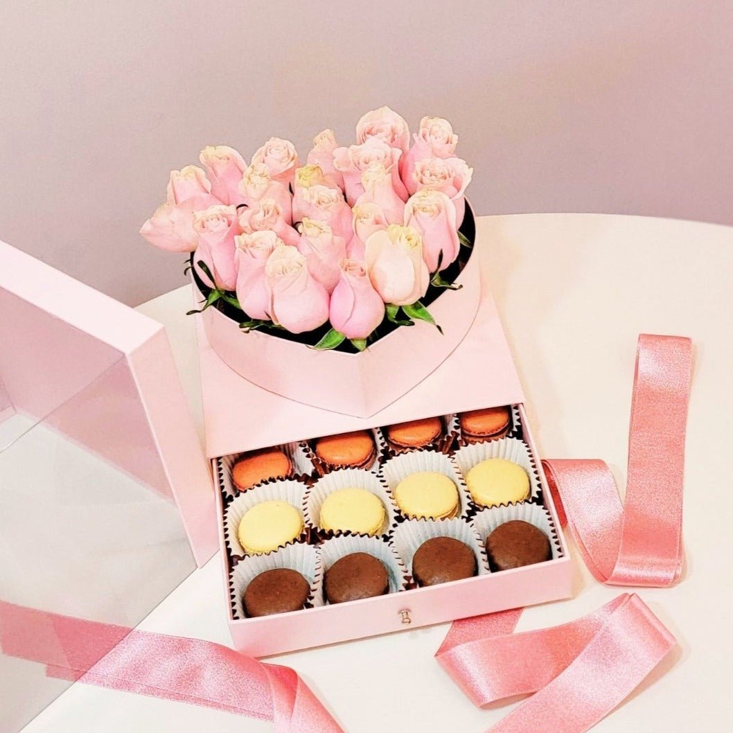 My Queen | Surprise flower box with french macaroons - My Queen
